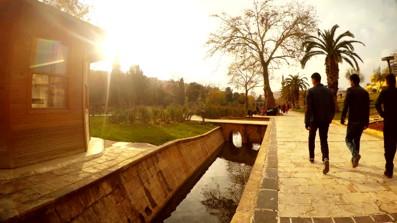 pequeño canal cerca de la piscina de peces sagrados calle de paseo urfa