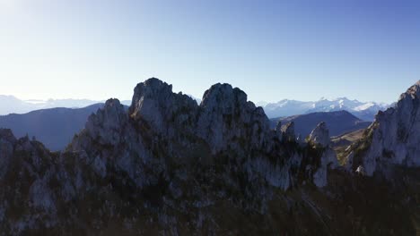 Disparos-De-Drones-Hacia-La-Cordillera-De-Gastlosen-En-El-Cantón-De-Friburgo,-Suiza