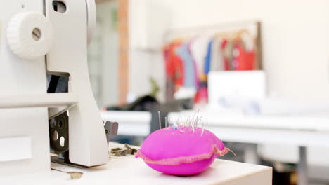 interior de un estudio de moda brillante, en cámara lenta