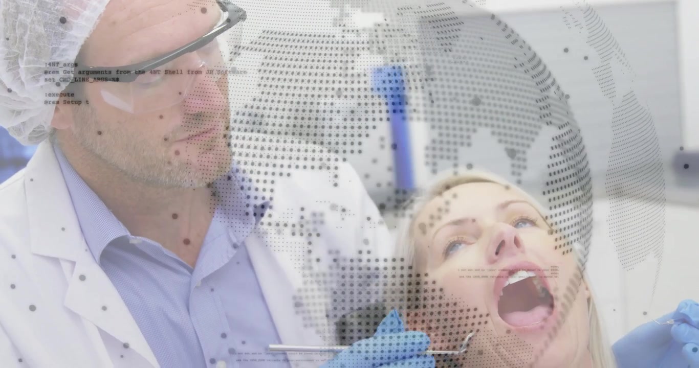 Dentista che esamina i denti del paziente con una sovrapposizione di dati digitali.