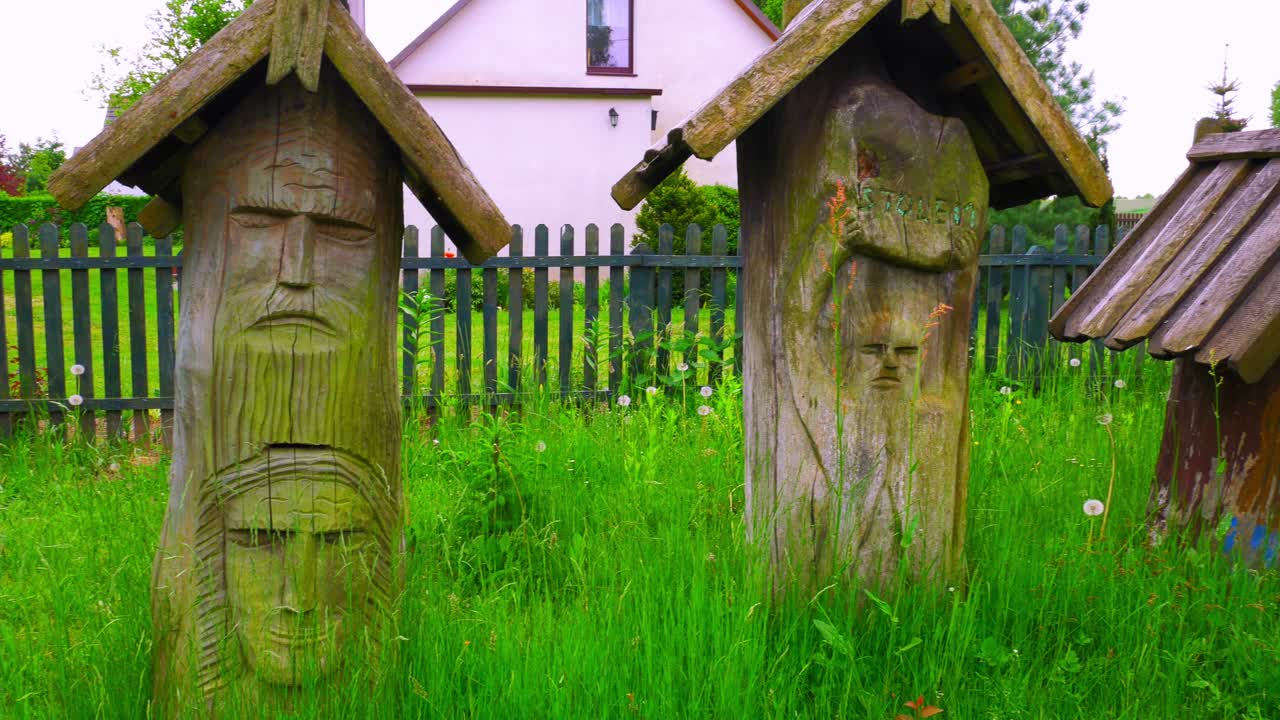 escaparate de artes artesanales en el patio trasero cubierto de hierba en el museo de la casa de chata-kaszubska en el norte de polonia