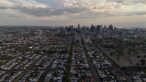 Brunswick-suburb-with-Melbourne-skyscrapers-of-CBD-in-background-at-sunset,-Victoria-in-Australia