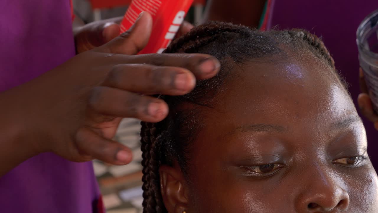 클로즈업 뷰, 헤어드레스러 스프레이 제품, 캐니스터 및 스타일링