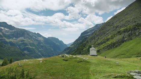 Weite-Aufnahme-Einer-Kleinen-Kirche-In-Den-Italienischen-Alpen-Mit-Einer-Großartigen-Landschaft-Dahinter