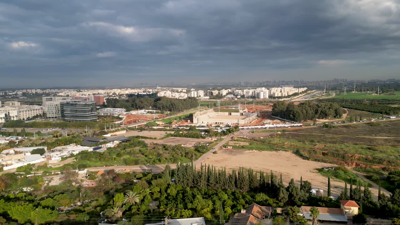 Video drone 4K della Zona Industriale Settentrionale di Rehovot in una giornata invernale nuvolosa.
