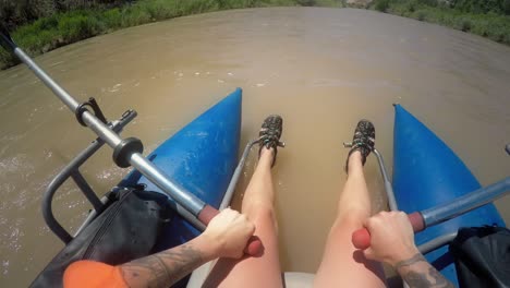 Pov-aufnahme-Einer-Tätowierten-Frau,-Die-Ein-Aufblasbares-Pontonboot-In-Einem-Schlammigen-Fluss-In-Der-Black-Rocks-Canyon,-Colorado,-Rudert