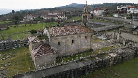 órbita aérea alrededor de la parte trasera del musgo viejo edificio de la iglesia de santa maría de freas en punxin ourense galicia españa