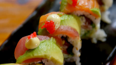 sushi con rollo de arroz servido en una bandeja 4k
