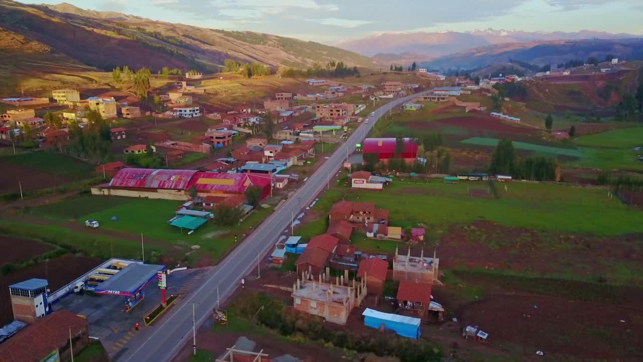 la ciudad de poroy con la carretera principal que conduce a machu picchu desde la ciudad de cusco