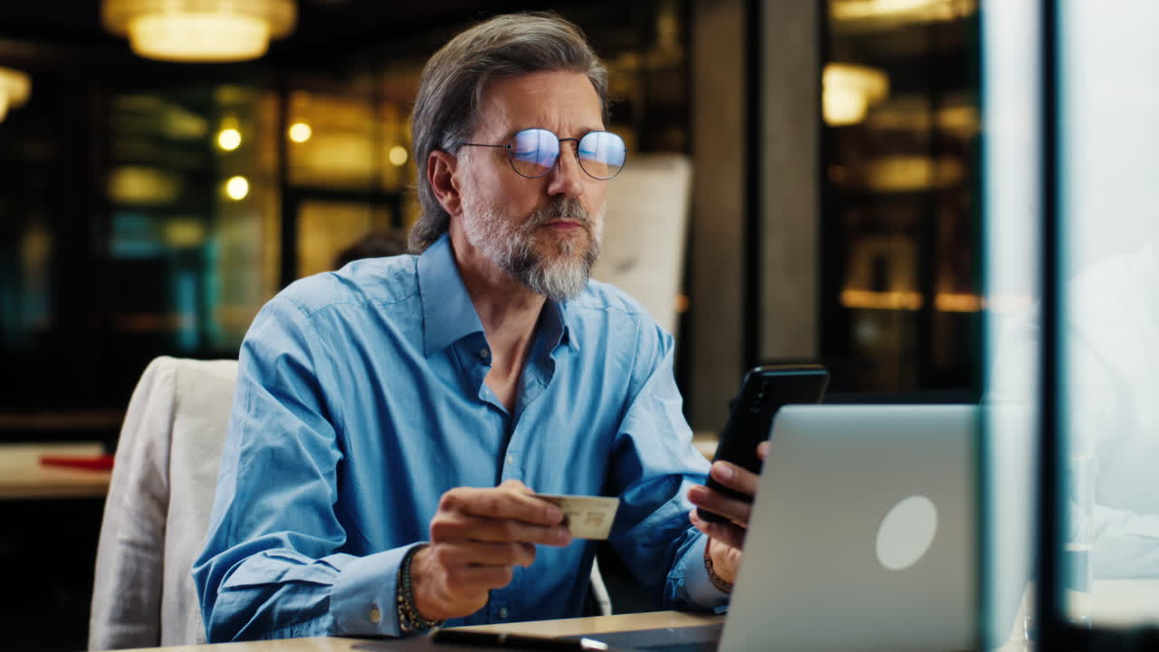 hombre de negocios de alto rango haciendo un pago en línea