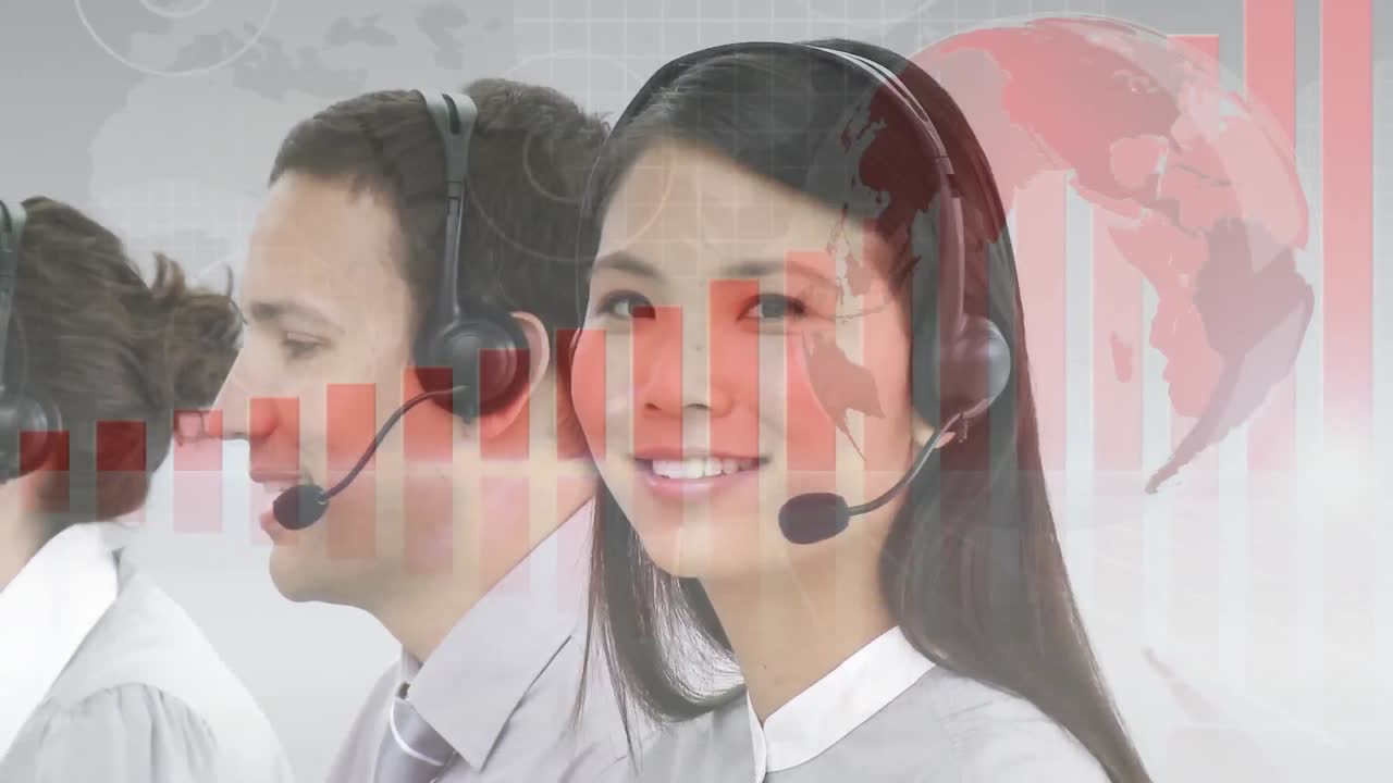 animación del procesamiento de datos financieros sobre personas de negocios que usan auriculares