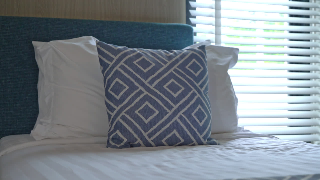 красивая подушка на кровати украшение в интерьере спальни