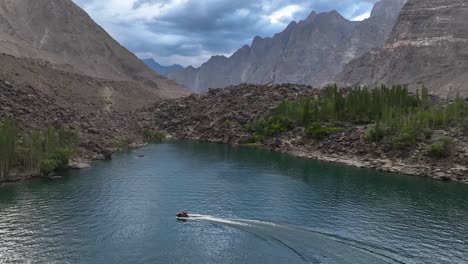 Drohnenaufnahme-Eines-Jetskis-Auf-Dem-Oberen-Kachura-See-In-Skardu-Mit-Hohen-Bergen-Im-Hintergrund