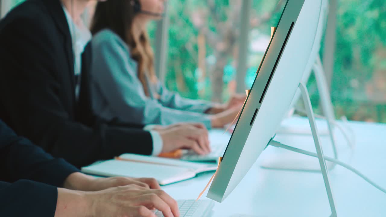 personas de negocios que usan auriculares trabajando en la oficina