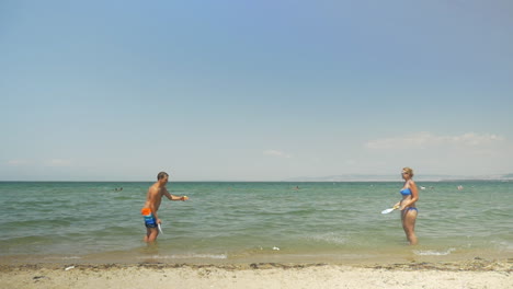 Junges-Paar-Spielt-Schlägerball