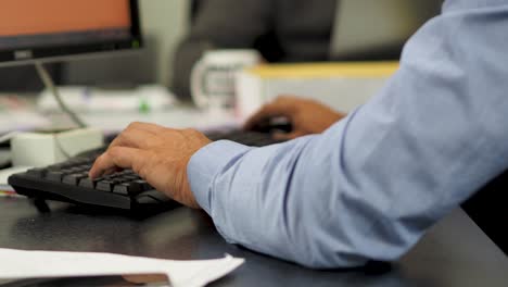 Hombre-De-Negocios-Escribiendo-En-El-Teclado-De-La-Computadora-Trabajando-En-La-Oficina