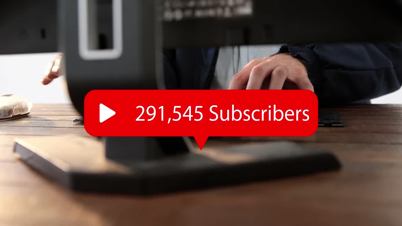 burbuja de habla con suscriptores texto con números crecientes contra el hombre usando computadora