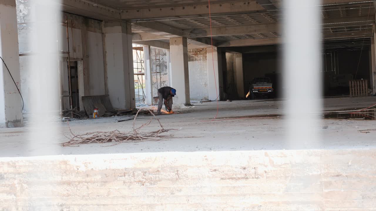 건축가 건설 현장에서 일하고, 노동자가 용접하고, 건축가와 함께 건설하고 있다.