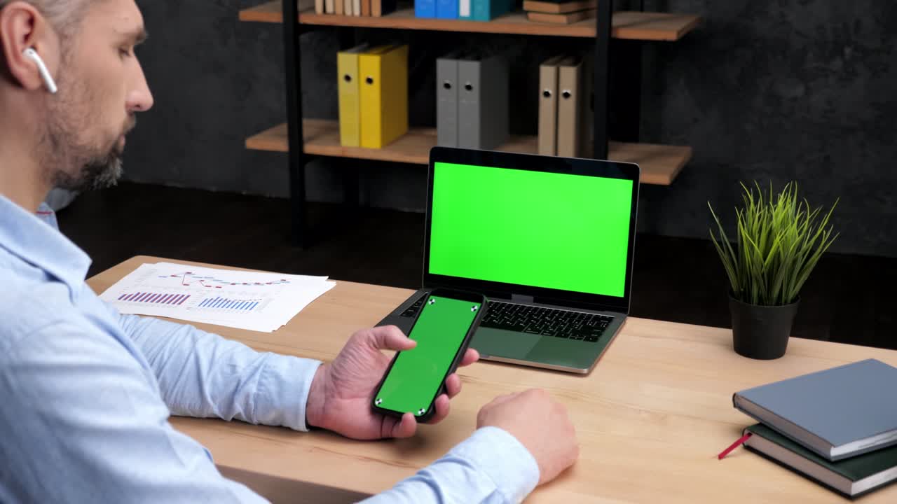 hombre corredor de bolsa de desplazamiento pantalla verde teléfono inteligente, pantalla verde portátil