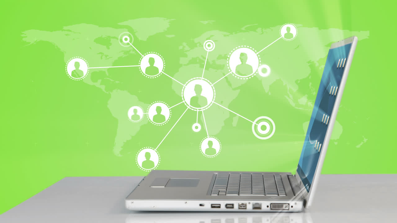 siluetas de hombres apareciendo desde la computadora portátil