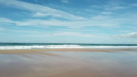 Schnelle-Drohnenaufnahme-Strand-Zu-Wellen