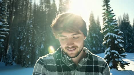 hombre sonriendo en el bosque de invierno