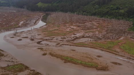 Río-Del-Escudo-Fluyendo-Por-La-Marisma-De-Rubí,-Cantabria,-España