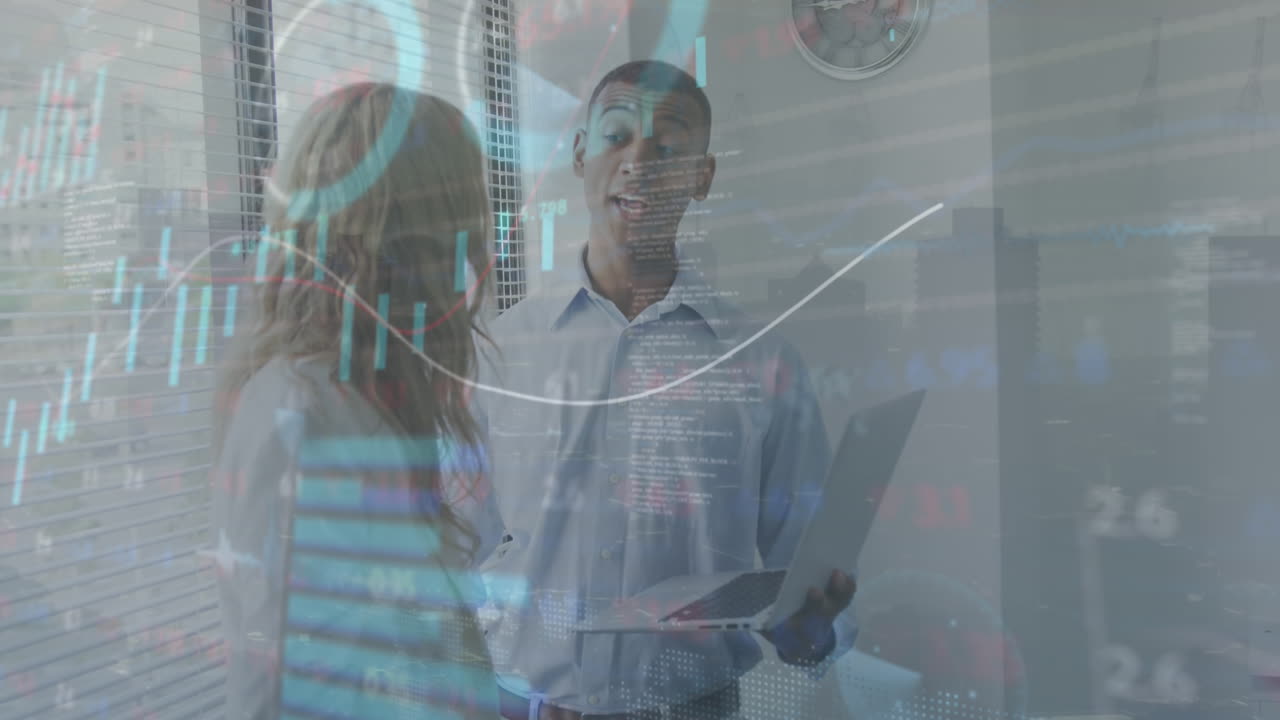 animación de gráficos, círculos de carga, tablero de negociación, diversos compañeros de trabajo discutiendo informes en la computadora portátil