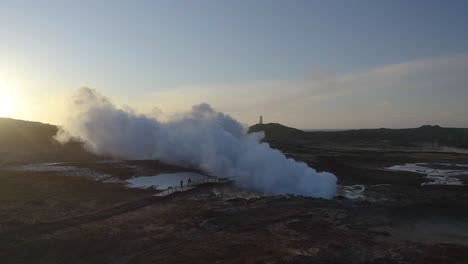 vapor espeso de la fumarola en el campo geotérmico bajo un cielo azul en la península de reykjanes