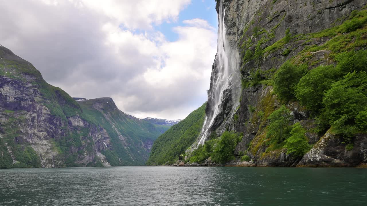 o fiorde de geiranger, a cachoeira das sete irmãs, a bela natureza, a paisagem natural da noruega.