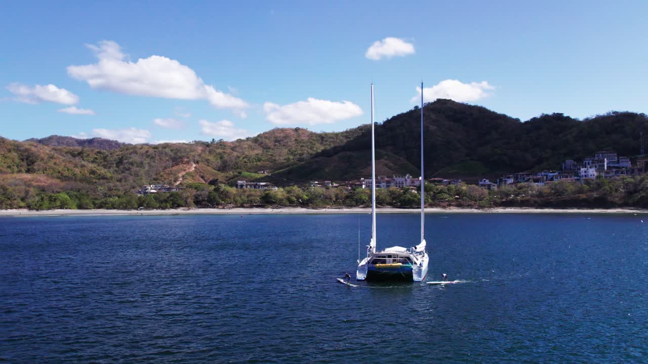 deportes acuáticos cerca de un catamarán