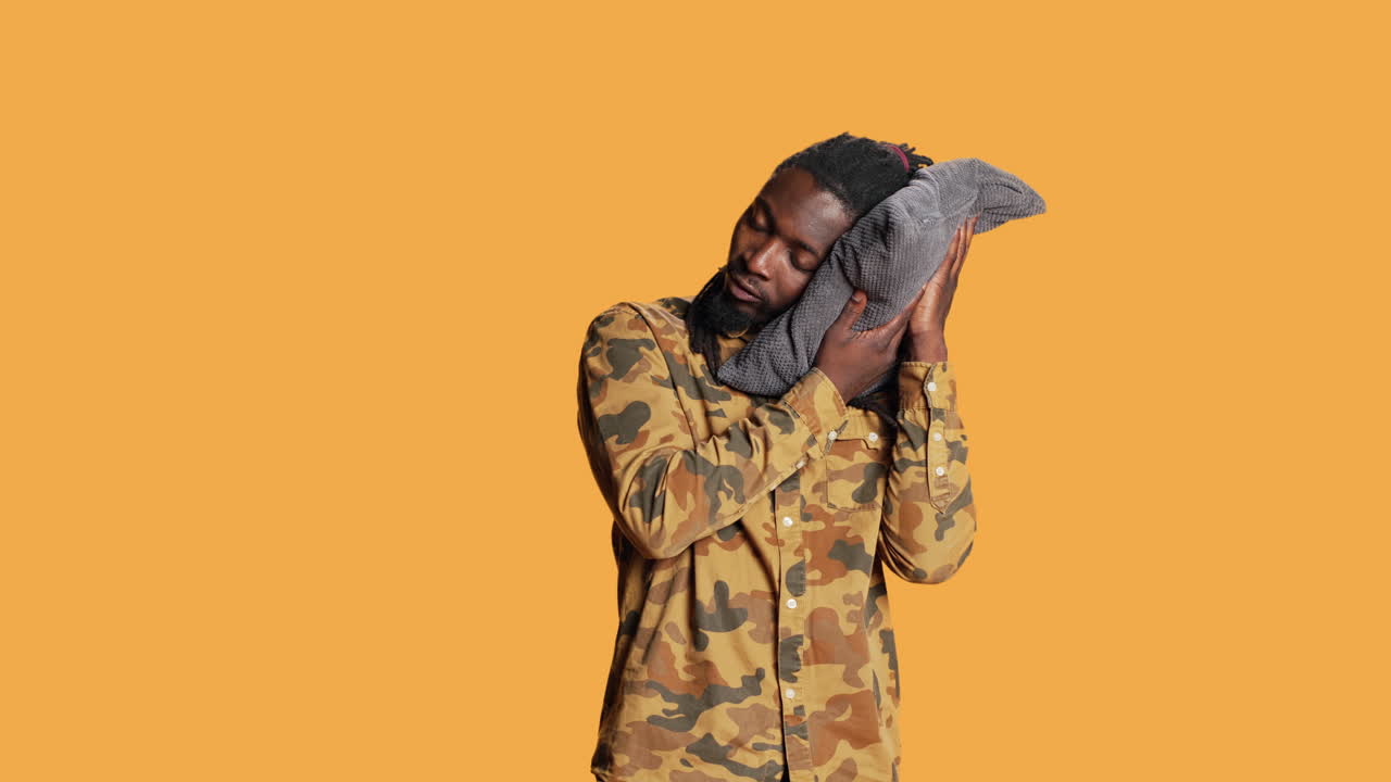 сонный взрослый дремлет, стоя на оранжевом фоне.