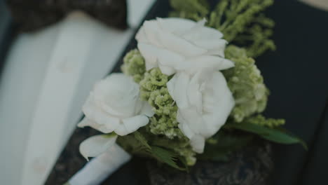 Bräutigam-Blume-An-Einem-Hochzeitstag
