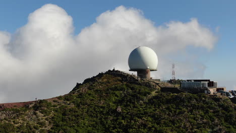 fantastique photo aérienne du radar militaire situé sur pico arieiro à madère, portugal