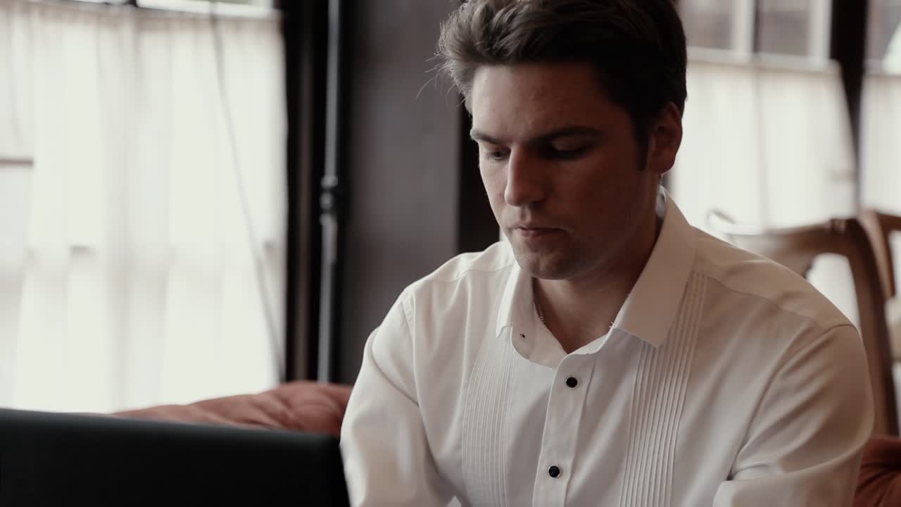 hombre trabajando en una computadora portátil en un café