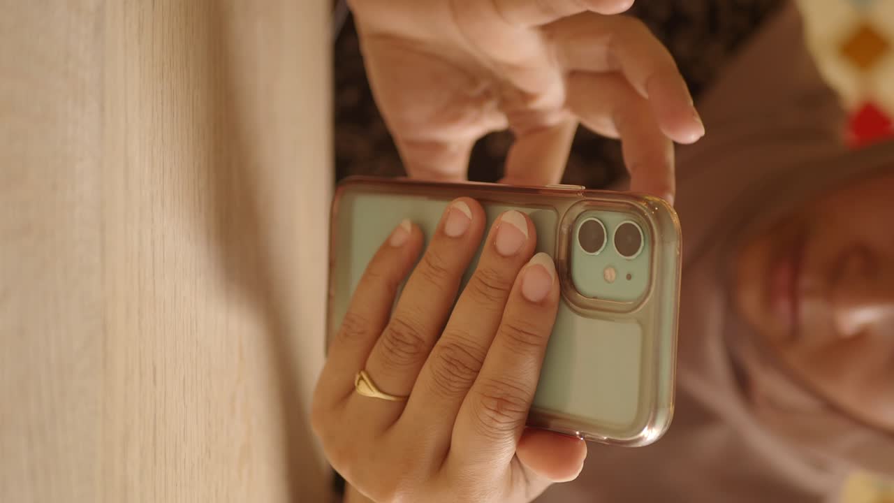 Una mujer sosteniendo un teléfono celular