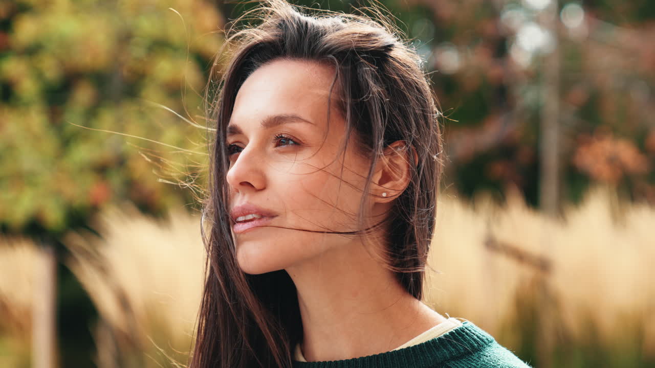 Mujer en el parque de otoño