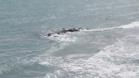 Rocas-En-Medio-De-Las-Olas-En-El-Mar-4k