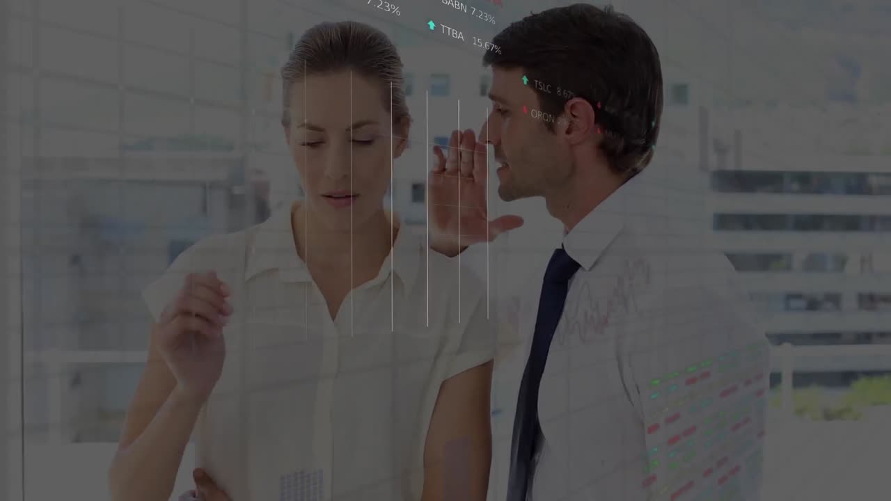 animación del procesamiento de datos financieros sobre diversas personas de negocios que trabajan en la oficina