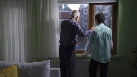 el abuelo y el nieto se llevan bien. amor familiar.
