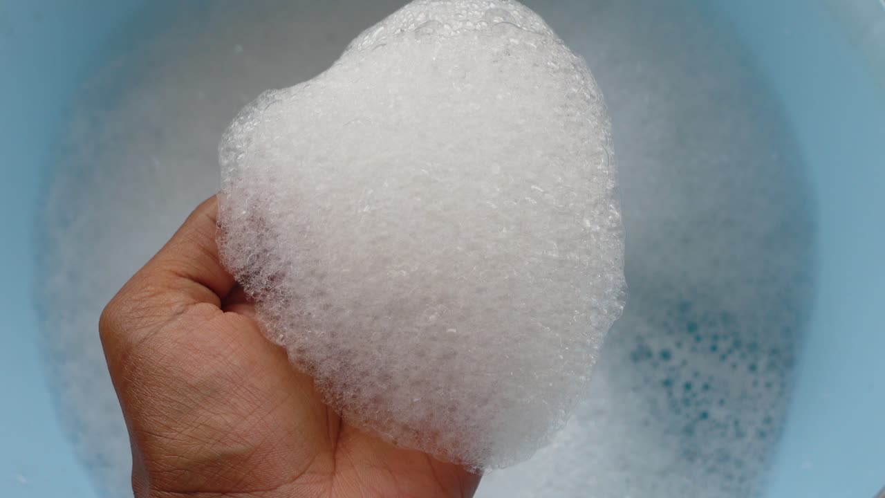 손으로 비누 가루를 들고