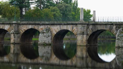 establecer una vista media del puente romano de aquae flaviae, chaves vila real portugal sin gente