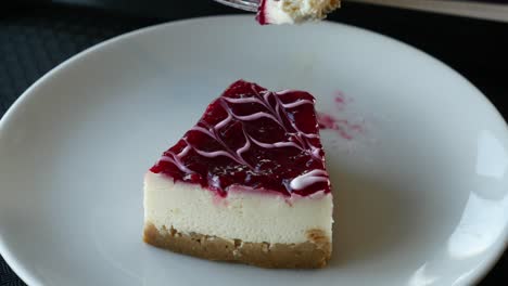 un pedazo de delicioso pastel de queso de frambuesa