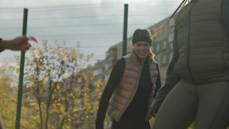 vrouwen spelen voetbal.