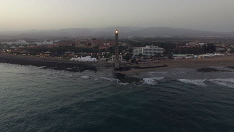 Luftaufnahme-Des-Leuchtturms-Und-Resorts-Von-Maspalomas-An-Der-Küste