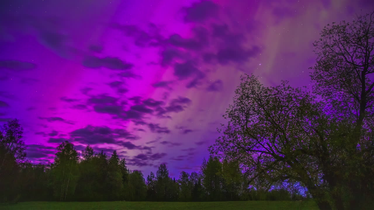 nubes en movimiento en el lapso de tiempo nocturno con aurora boreal