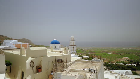 vista panorámica de santorini desde el pueblo de pyrgos en un día soleado