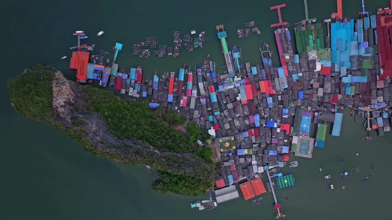 ภาพมุมสูงของเกาะปันหยี หมู่บ้านชาวประมงลอยน้ำในภูเก็ต ประเทศไทย
