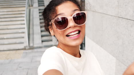 mujer joven tomando una selfie al aire libre