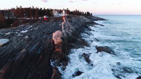 Seitliche-Luftaufnahme-Des-Leuchtturms-In-Curtis-Island,-Camden,-Maine,-USA